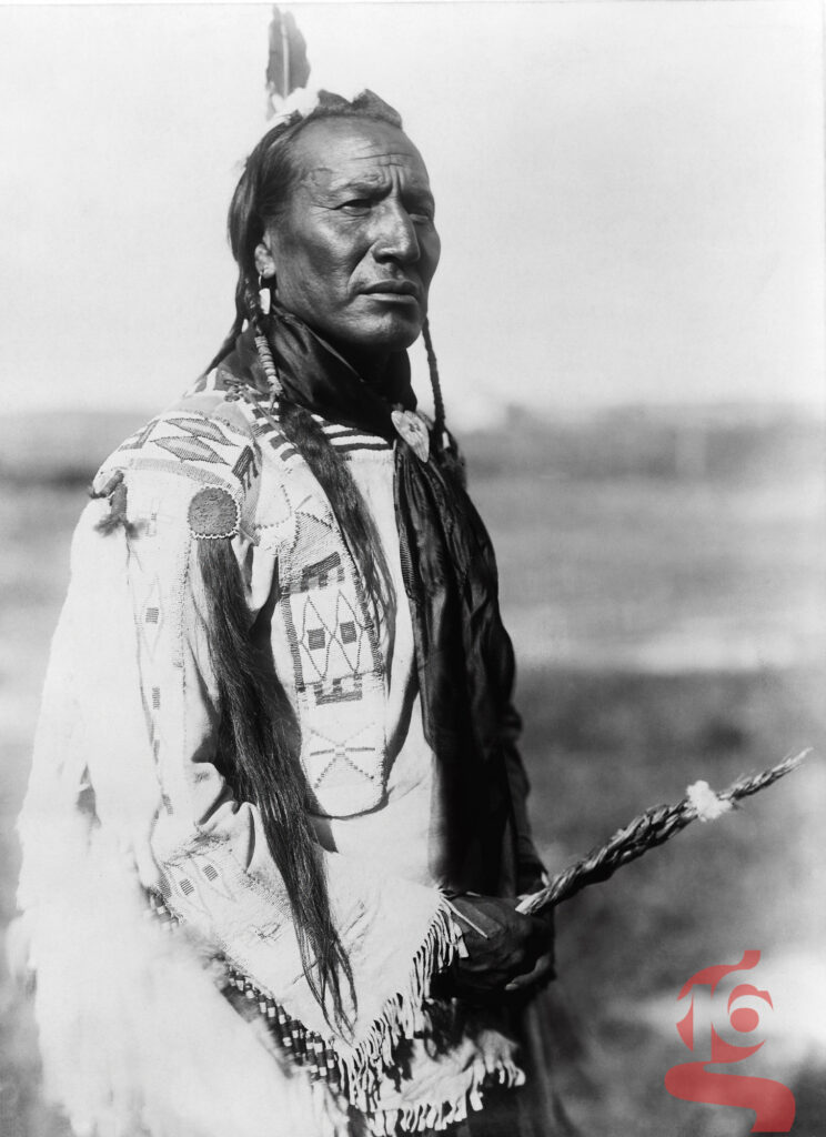 Medicine Crow, Apsaroke, photographié par Edward S. Curtis en 1908