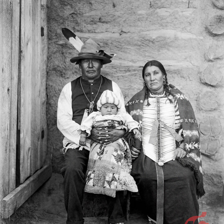 Yellow Bone Woman, famille Dakota photographiée par Edward S. Curtis vers 1908