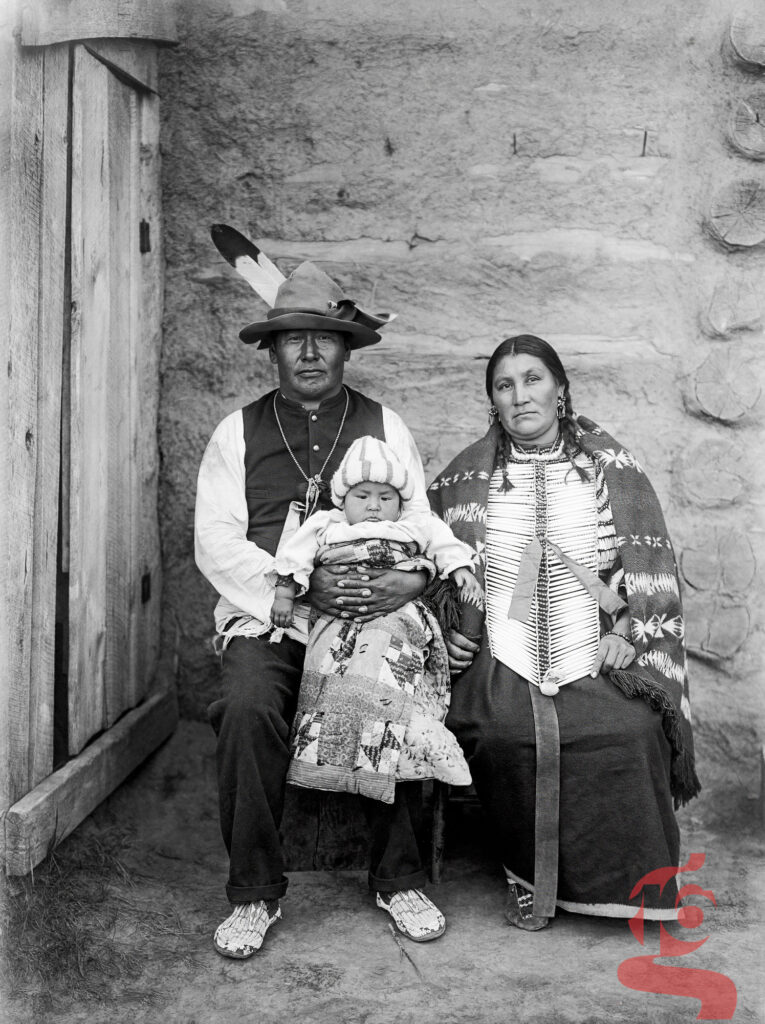 Yellow Bone Woman, famille Dakota photographiée par Edward S. Curtis vers 1908