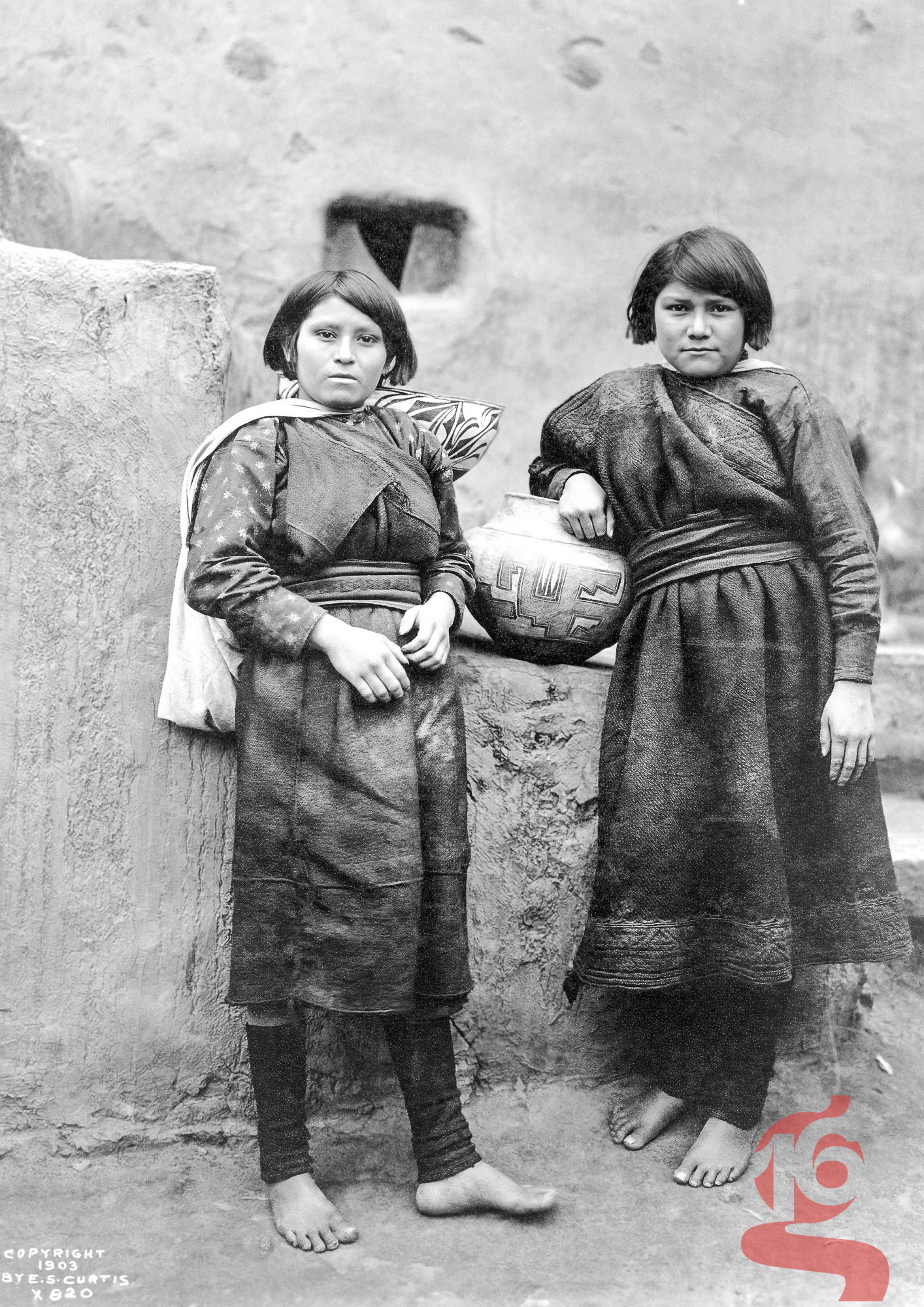 Zuni Girls, deux jeunes filles Zuni photographiées par Edward S. Curtis vers 1903