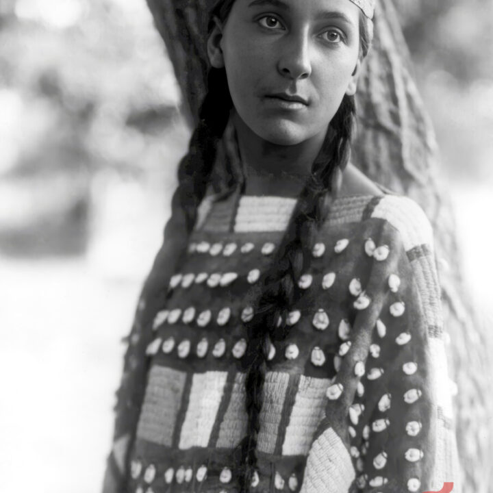 Lucille, jeune femme Dakota photographiée par Edward S. Curtis en 1907