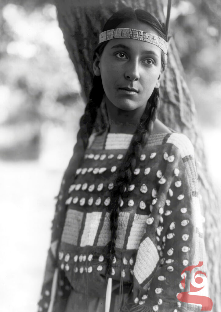 Lucille, jeune femme Dakota photographiée par Edward S. Curtis en 1907