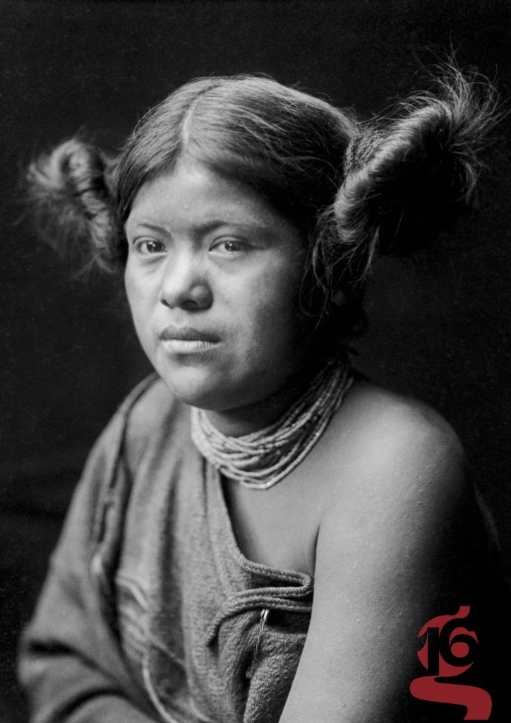 Portrait en noir et blanc d’une jeune fille hopi portant plusieurs rangs de perles, photographiée par Edward S. Curtis en 1905.