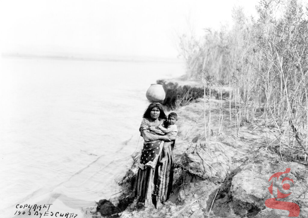 Mohave Woman Carrying Water, femme Mohave et enfant photographiés par Edward S. Curtis en 1903