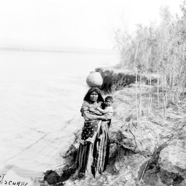 Mohave Woman Carrying Water, femme Mohave et enfant photographiés par Edward S. Curtis en 1903